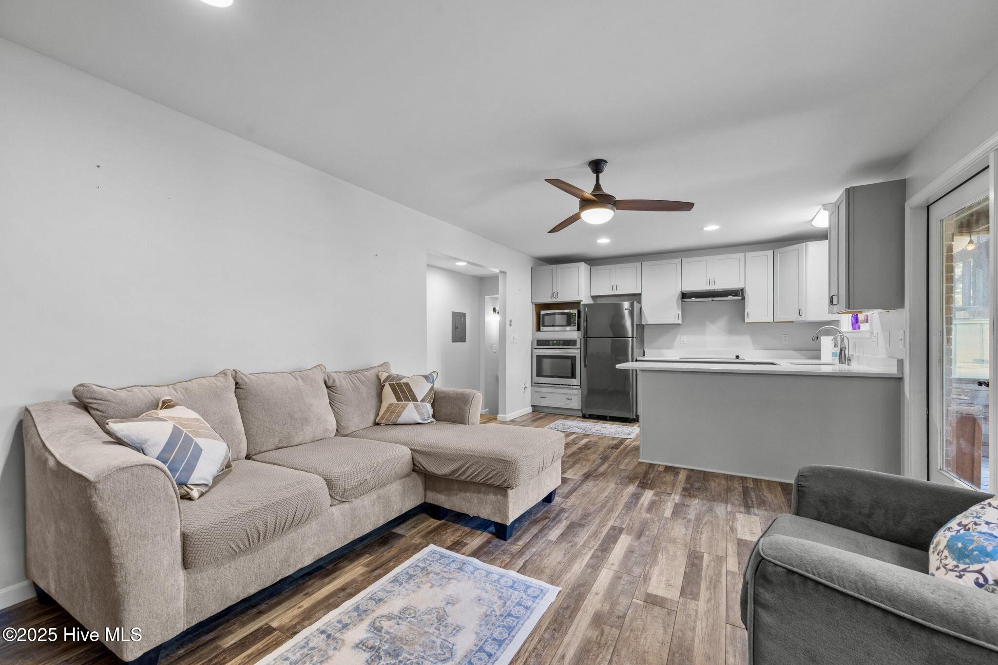 802 Sound View Drive Hampstead, NC 28443 - Photo 45 of 66 Living room (unit 2/handicap accessible)