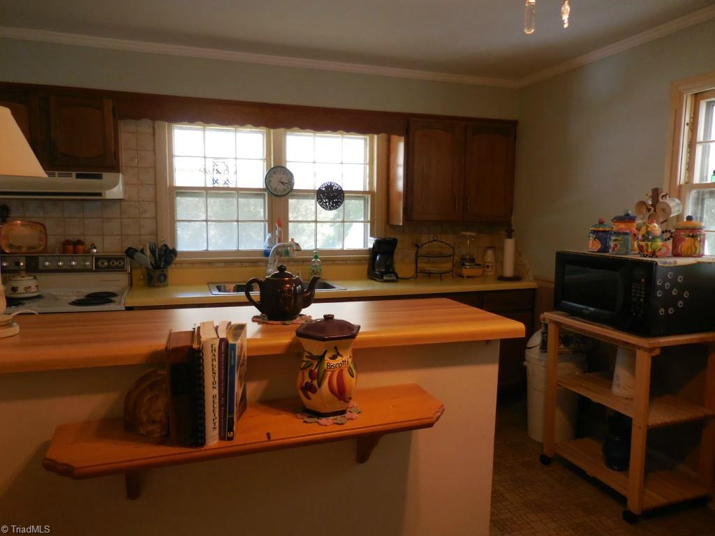2003 Hickswood Road High Point, NC 27265 - Photo 8 of 11