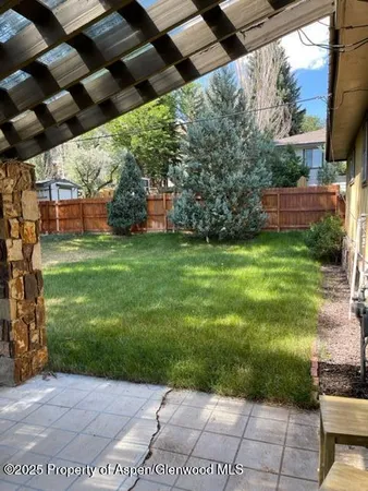 a view of a backyard with pathway