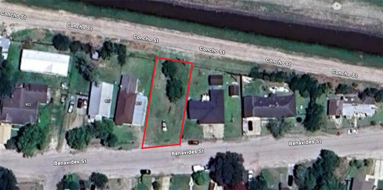 821 Benavides Street Robstown, TX 78380 - Photo 2 of 3 a front view of a house