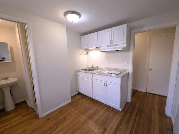 $1,600 | 44 Barrington Road, Unit 1, Longmeadow, MA 01106