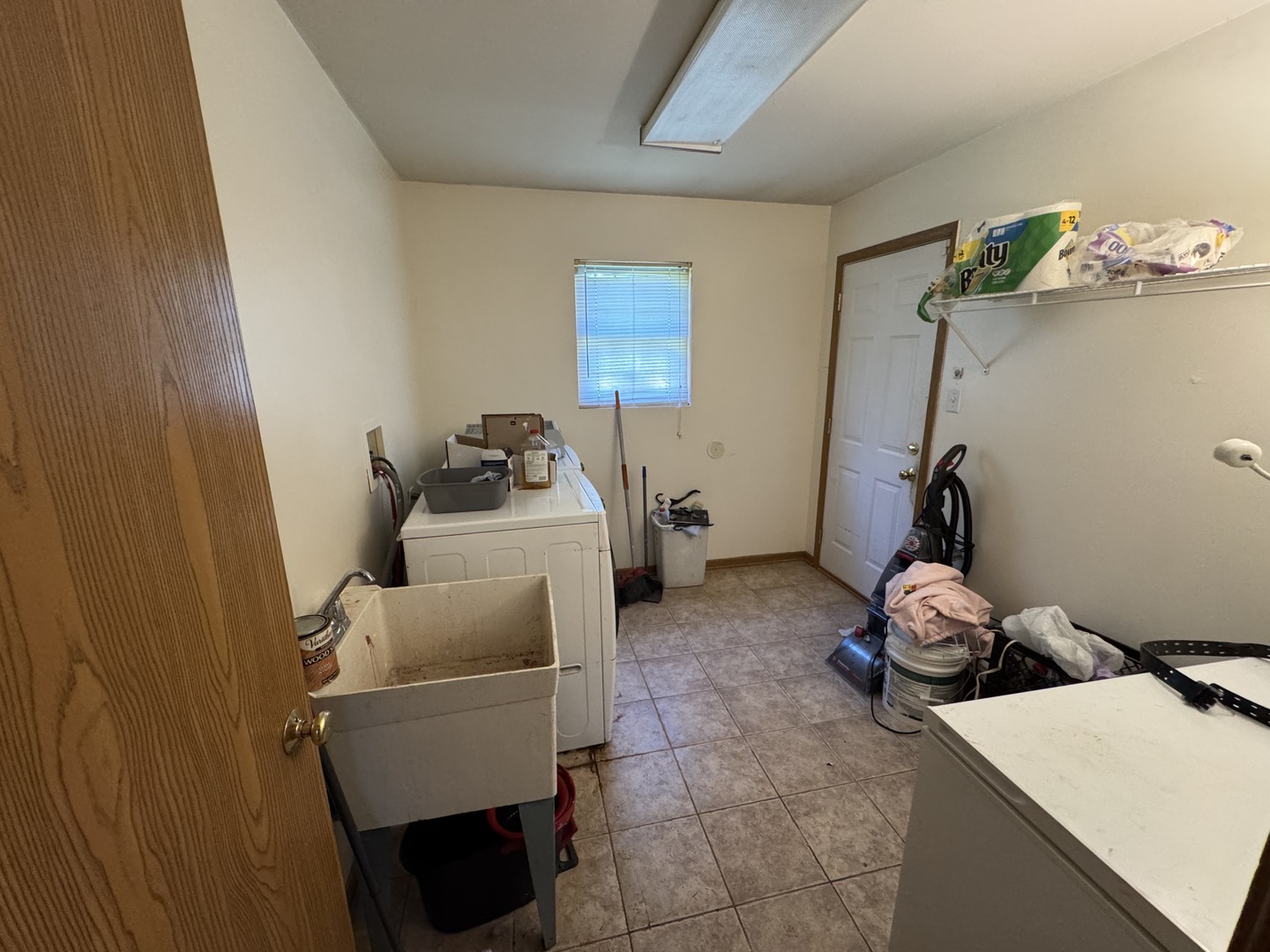 3831 West 154th Street Markham, IL 60428 - Photo 9 of 24 a room with furniture and a window