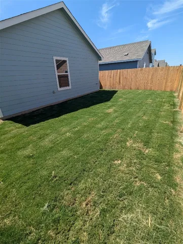 a view of a backyard