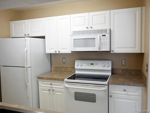 5366 Brookemonte Circle Rochester, MI 48306 - Photo 5 of 9 BrookemonteKIT, 5366.jpg