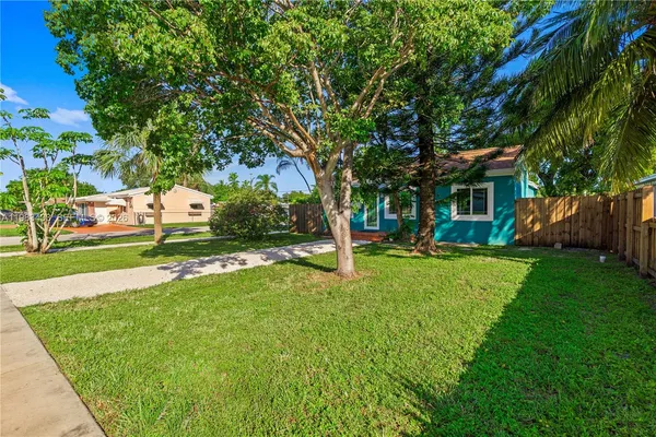 $3,400 | 2447 Wilson Street, Hollywood, FL 33020