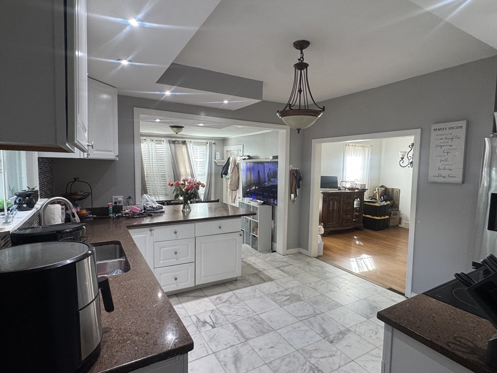 35 Farmland Road Lowell, MA 01850 - Photo 4 of 20