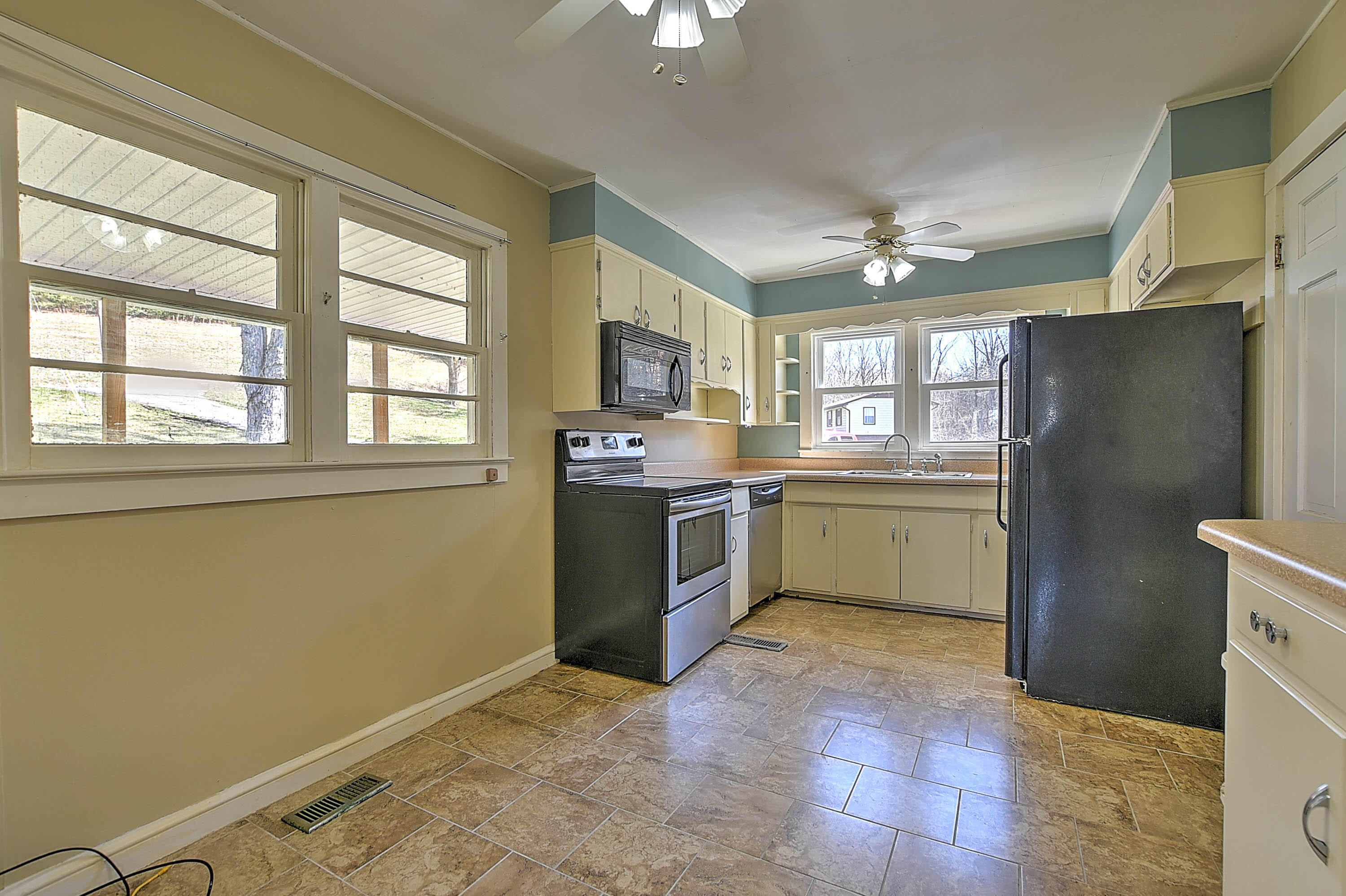 320 Greystone Road Greeneville, TN 37743 - Photo 10 of 28 320 Greystone-11