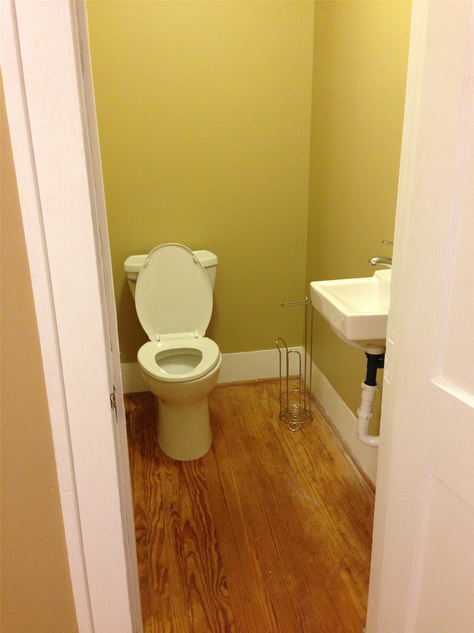 1719 Dunlavy Street Houston, TX 77006 - Photo 14 of 16 a bathroom with a sink and a toilet