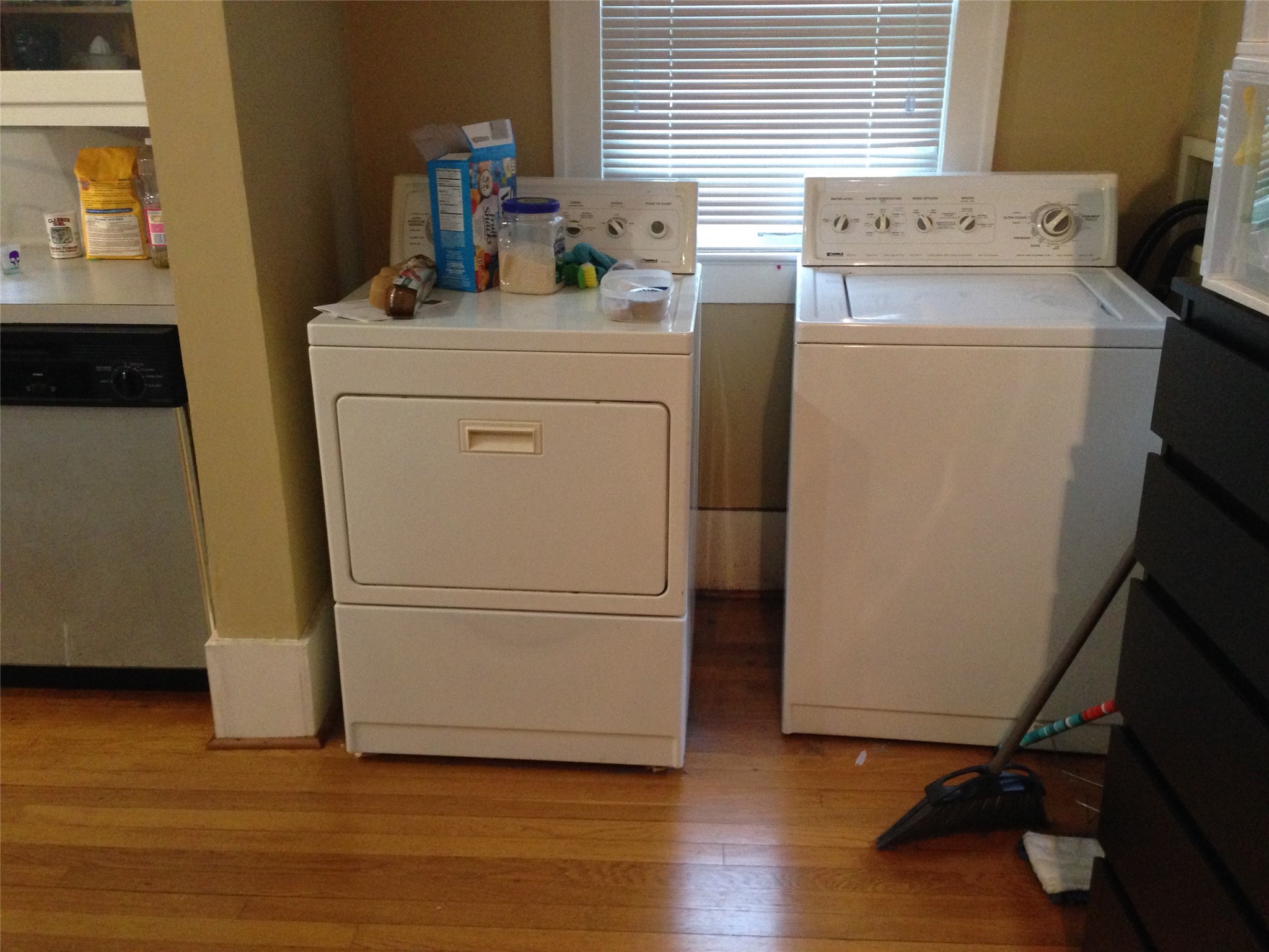 1719 Dunlavy Street Houston, TX 77006 - Photo 15 of 16 a utility room with dryer and washer