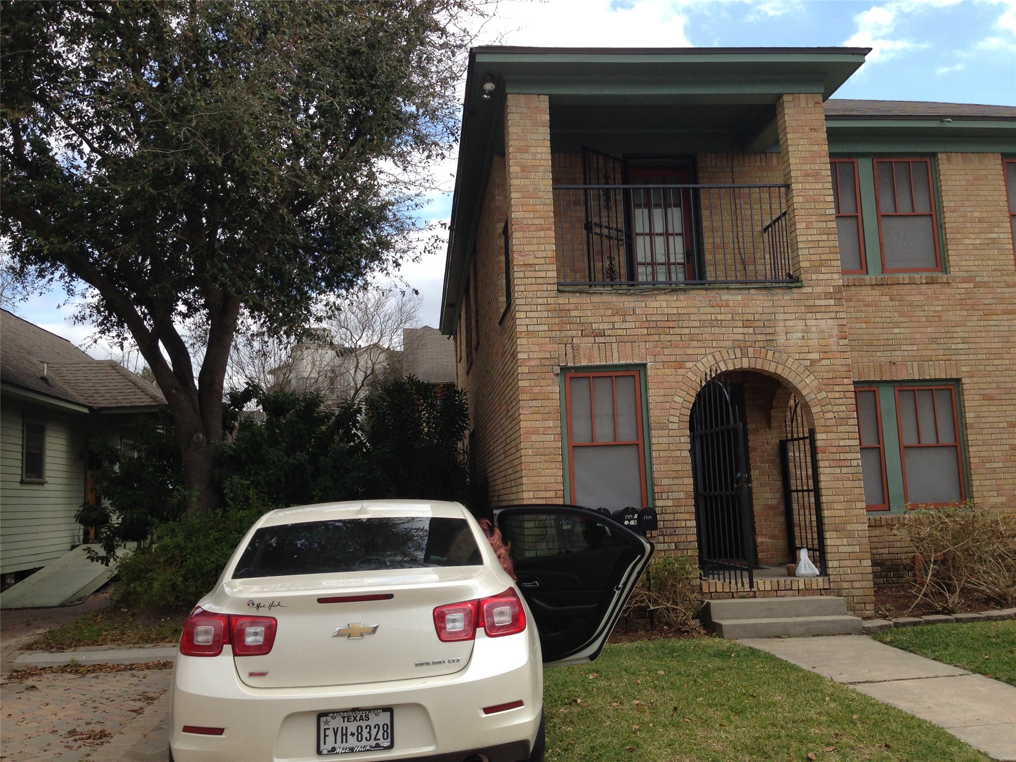 1719 Dunlavy Street Houston, TX 77006 - Photo 2 of 16 a white building that has a tree in front of the house