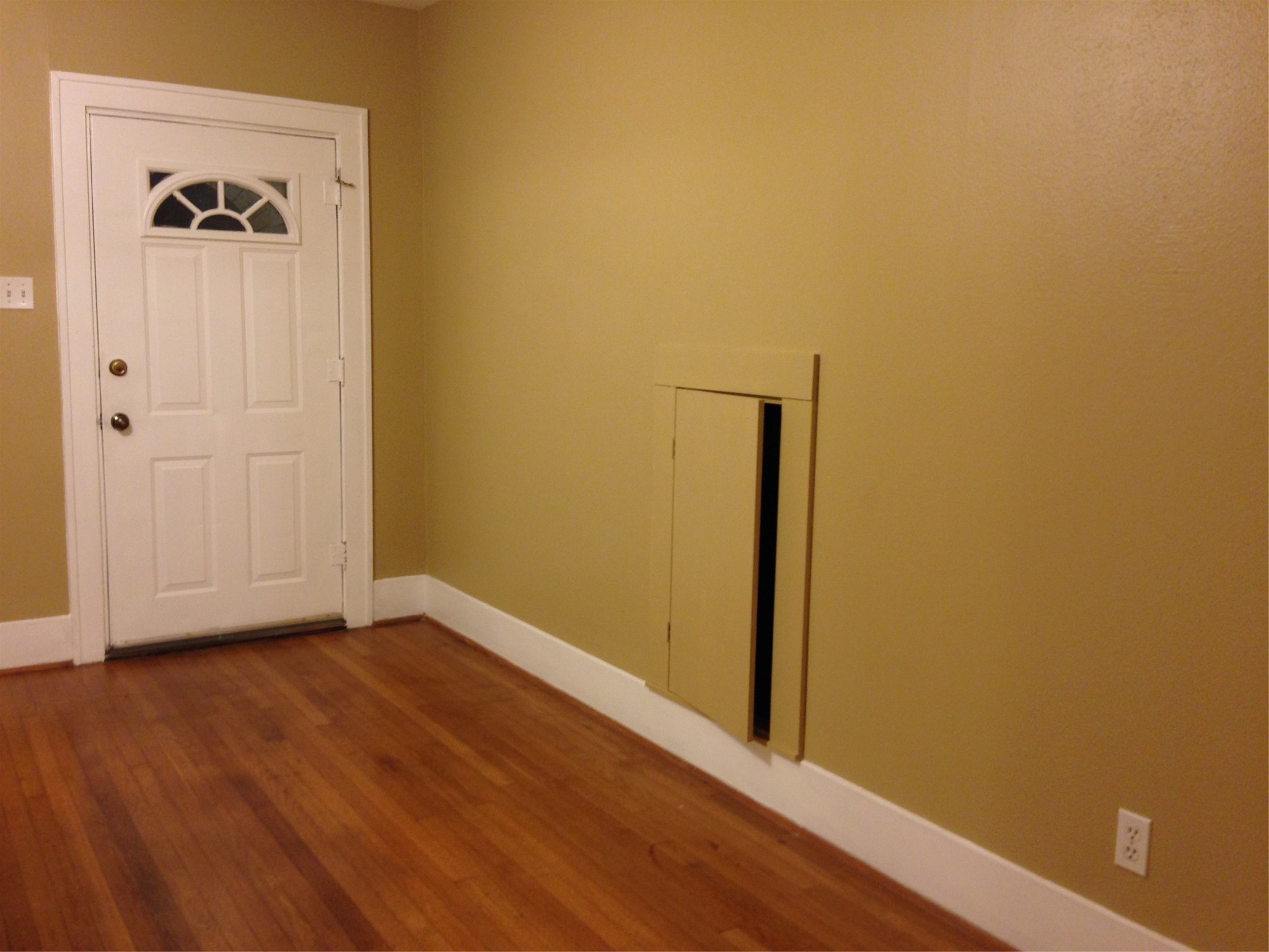 1719 Dunlavy Street Houston, TX 77006 - Photo 4 of 16 a view of a hallway with wooden floor