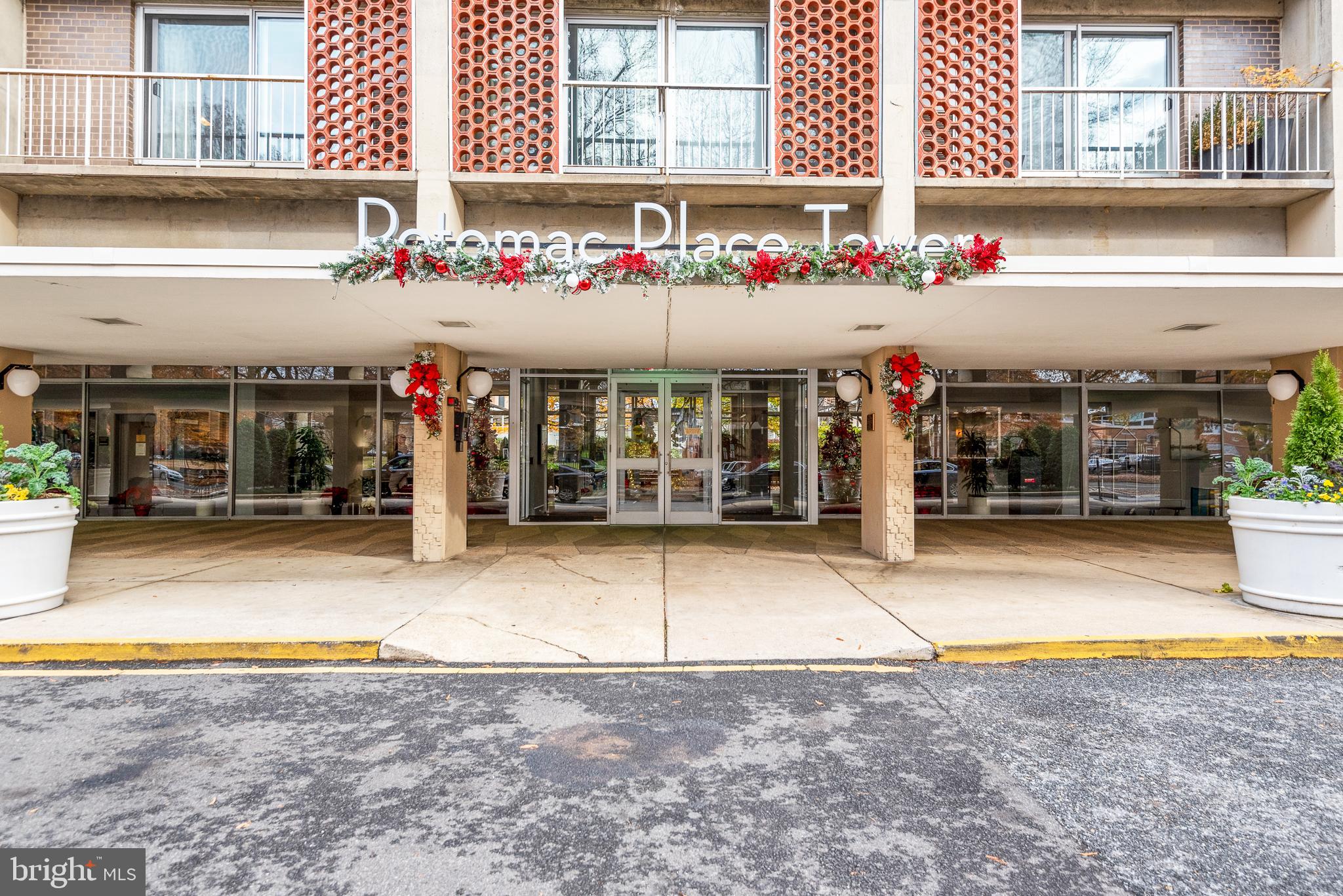 800 4th Street Southwest, Unit S501 Washington, DC 20024 - Photo 1 of 26 a view of street and shops