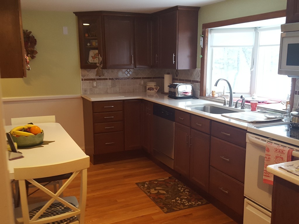 5 MacIntosh Road Bedford, MA 01730 - Photo 3 of 28 Gallery Image 3