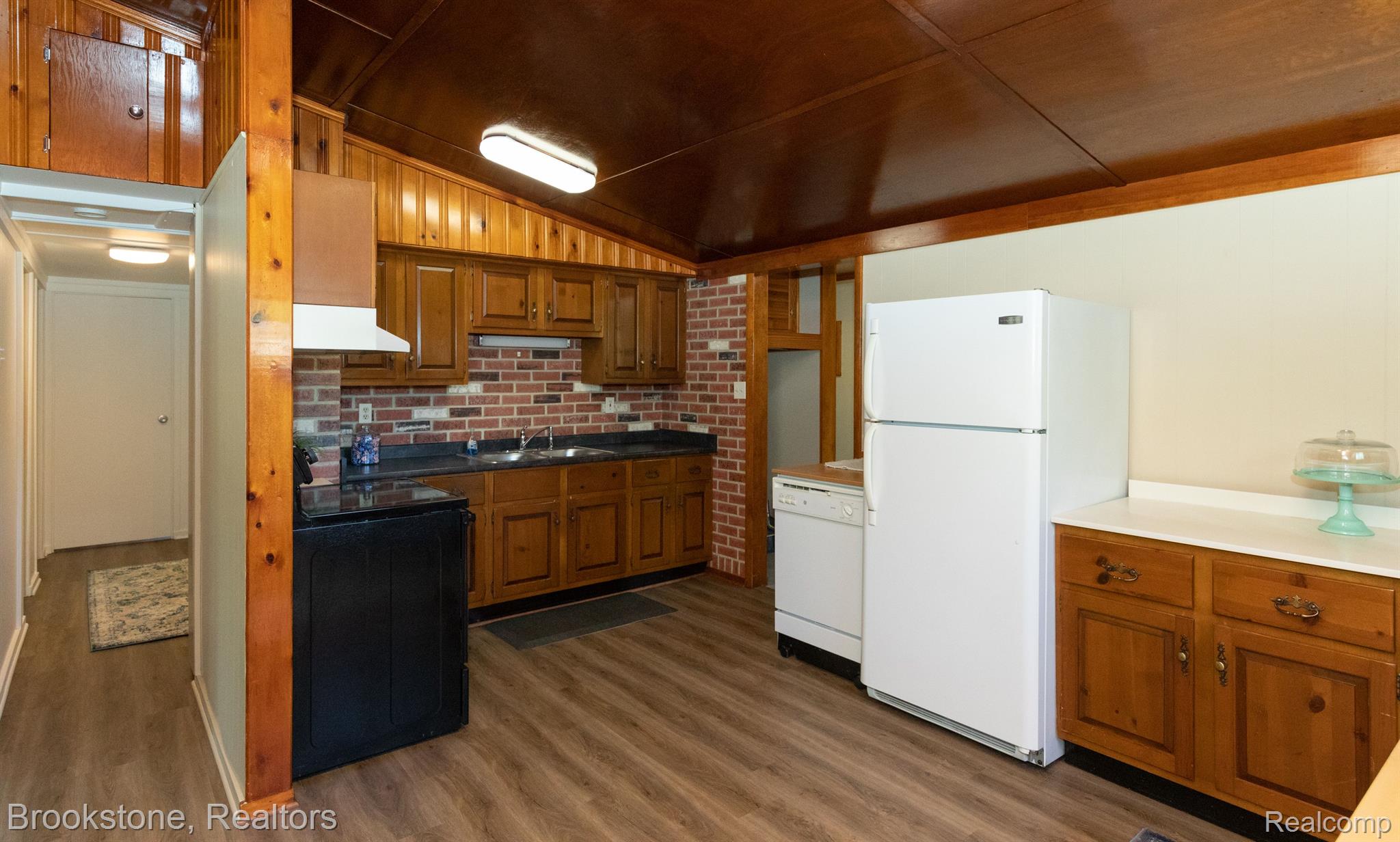 798 Pine Tree Road Lake Orion, MI 48362 - Photo 14 of 23 Kitchen with real wood cabinets