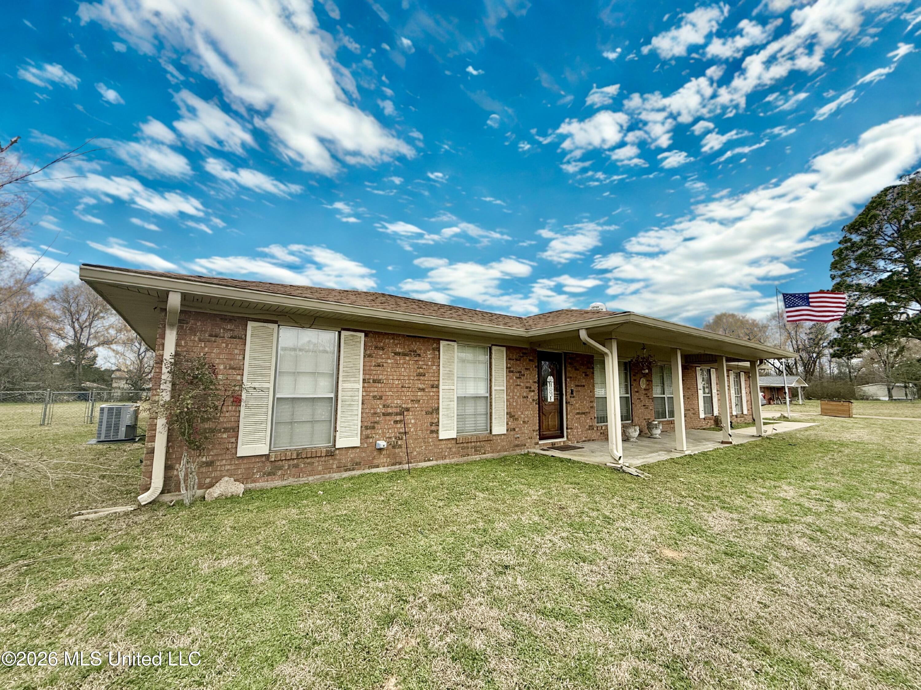1068 East Gallman Road Hazlehurst, MS 39083 - Photo 4 of 49 b2c34f1e-4b58-4968-9083-d3415a78e3bf