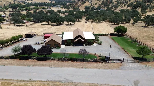 an outdoor space with lots of residential buildings