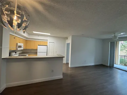 $2,000 | 8020 North Nob Hill Road, Unit 204, Tamarac, FL 33321