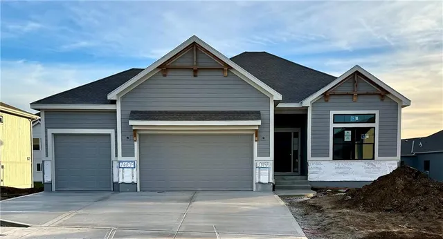 $635,229 | 7609 Northeast 103rd Terrace, Kansas City, MO 64157