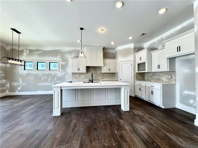 $635,229 | 7609 Northeast 103rd Terrace, Kansas City, MO 64157