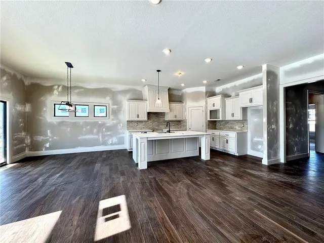 $635,229 | 7609 Northeast 103rd Terrace, Kansas City, MO 64157