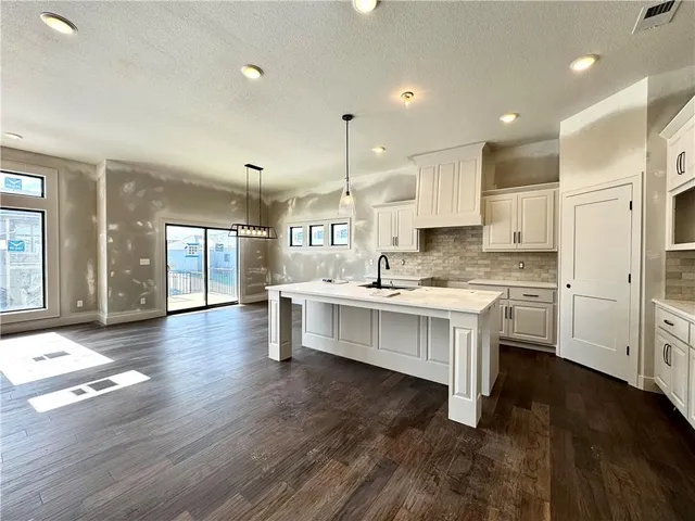 $635,229 | 7609 Northeast 103rd Terrace, Kansas City, MO 64157