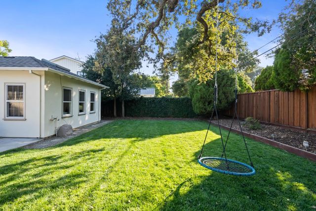 a view of a back yard