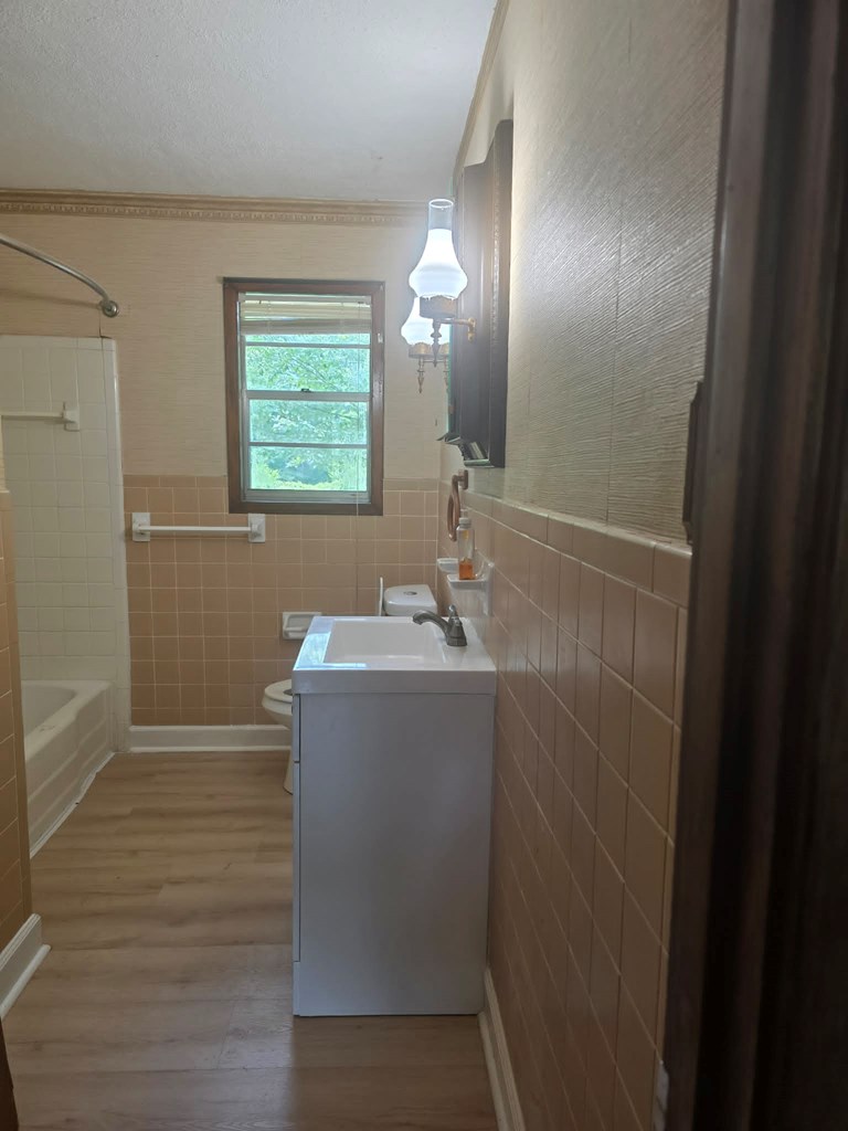 5522 Valleybrook Road Columbus, GA 31907 - Photo 11 of 36 2nd bathroom