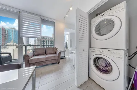$2,700 | 151 Southeast 1st Street, Unit 1706, Miami, FL 33131