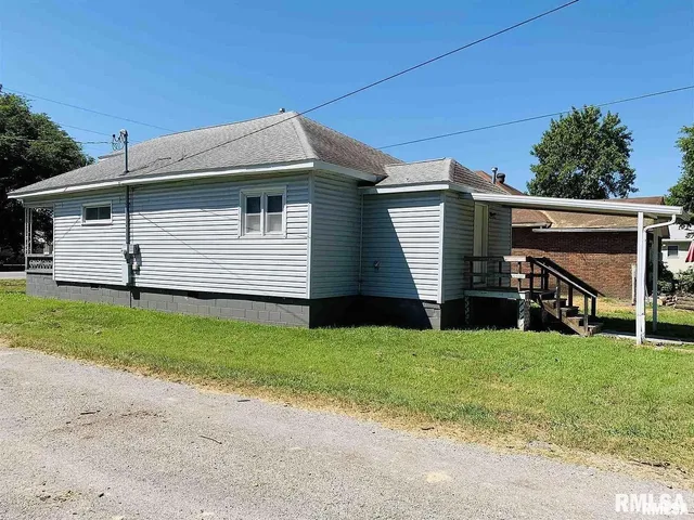 a front view of house with yard