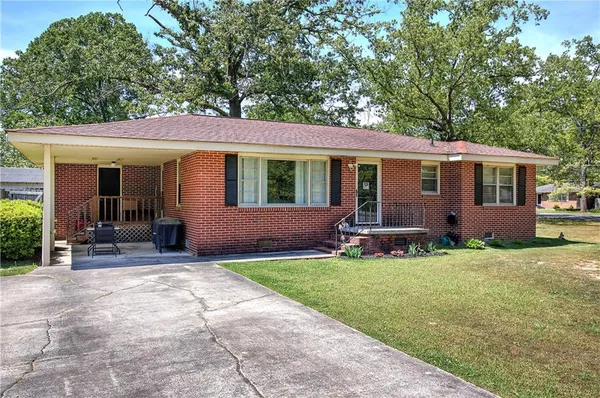 a view of a house with a yard
