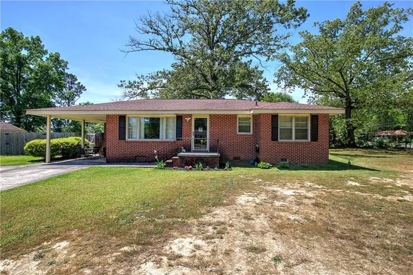 a view of a house with backyard and garden