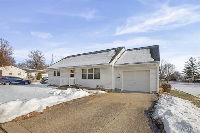 $219,900 | 422 East Cherry Street, Columbia, IL 62236