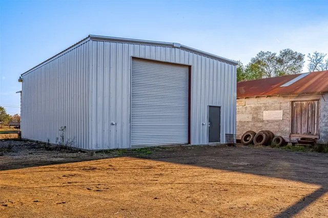 a view of a house with backyard