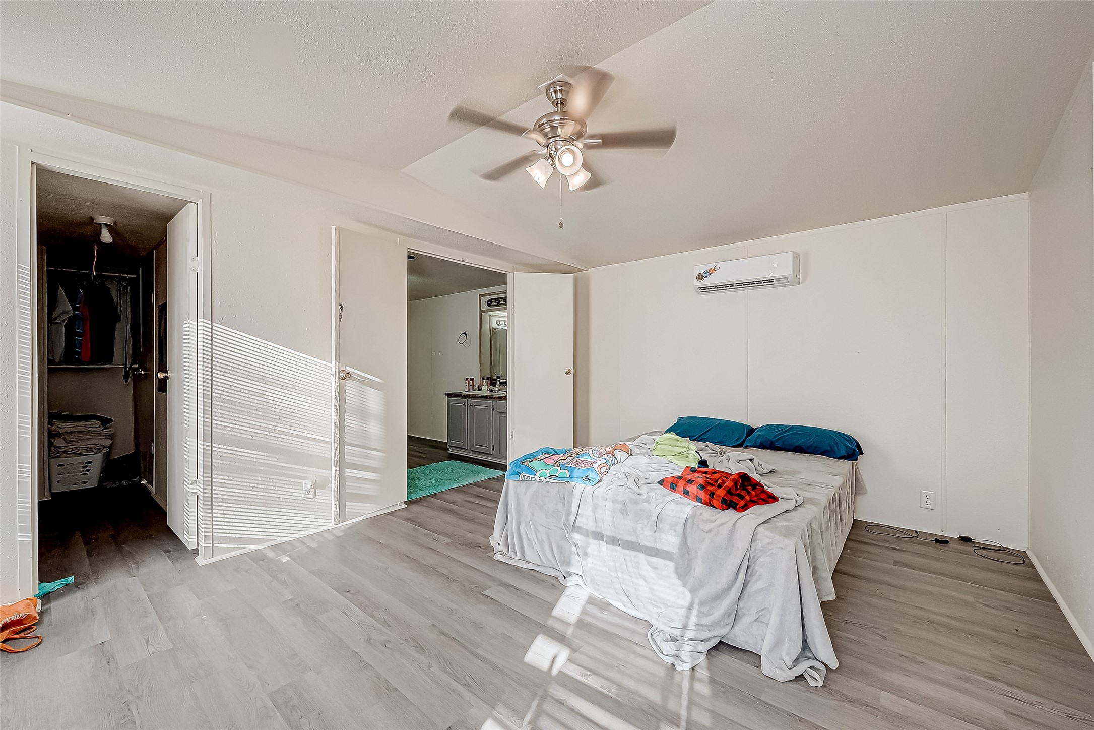 100 Mulcahy Avenue, Unit 264 Damon, TX 77430 - Photo 8 of 30 a workspace with furniture and wooden floor