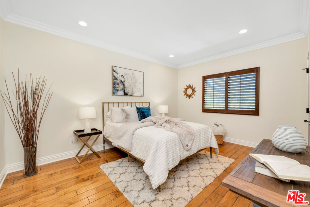 13834 Ordin Ranch Rd Valley Valley Glen, CA 91401 - Photo 22 of 35 a bedroom with bed and a couch