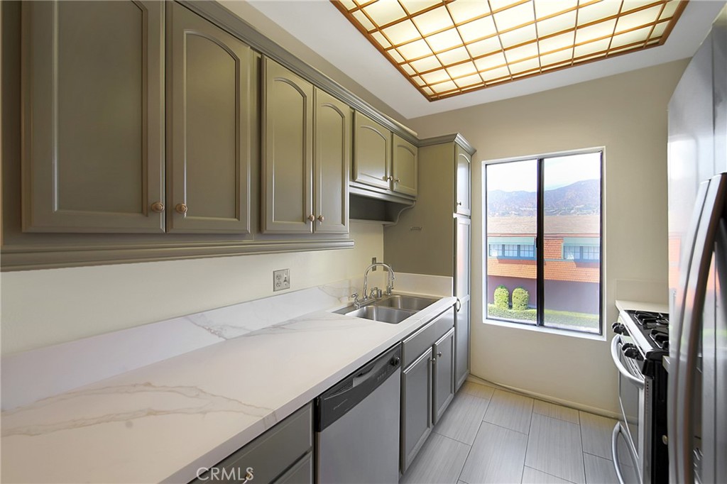 409 Burchett Street, Unit 315 Glendale, CA 91203 - Photo 13 of 34 a bathroom with a sink a vanity and a bathtub
