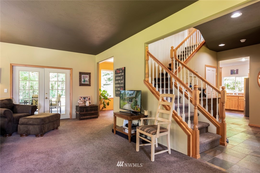 314 Walker Valley Road Port Angeles, WA 98362 - Photo 3 of 25 a living room with furniture and a potted plant