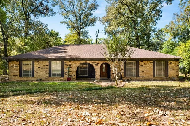 $259,900 | 8519 Fairway Drive, Pineville, LA 71360