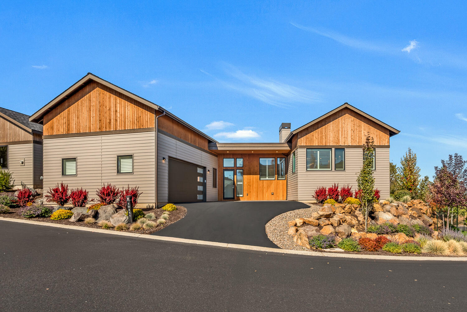 19211 Gateway Loop Bend, OR 97702 - Photo 2 of 31 OReilly_20251008_3_155114_72ppi