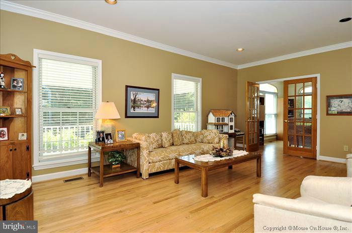 14422 Seneca Road Germantown, MD 20874 - Photo 10 of 30 Living Room
