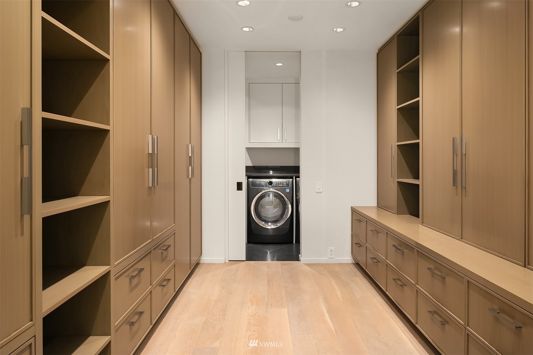 715 2nd Avenue, Unit 1702 Seattle, WA 98104 - Photo 18 of 26 a view of walk in closet