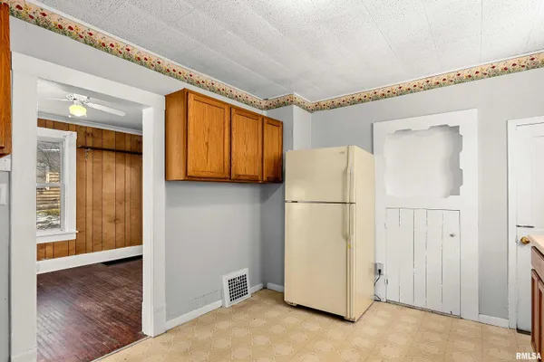 $65,000 | 908 East Behrends Avenue, Peoria, IL 61603