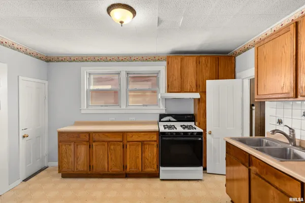 $65,000 | 908 East Behrends Avenue, Peoria, IL 61603