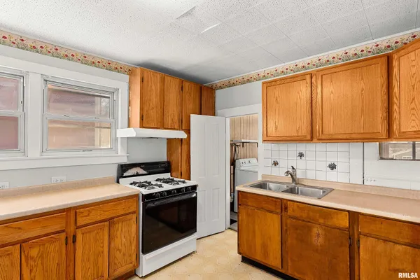 $65,000 | 908 East Behrends Avenue, Peoria, IL 61603