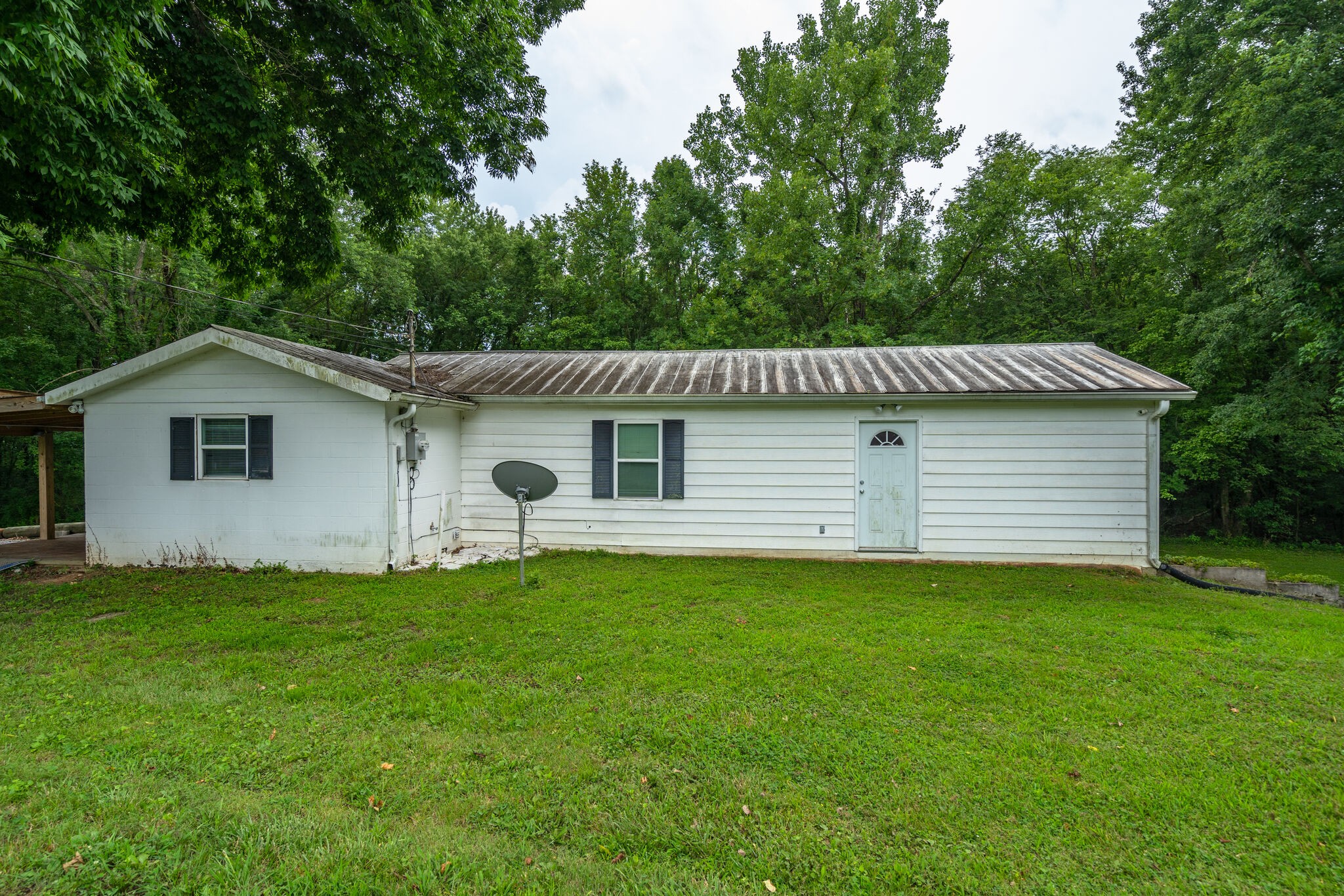 537 Chapmansboro Road Ashland City, TN 37015 - Photo 6 of 28 a front view of a house with a garden