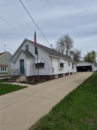$192,900 | 245 North Broadway, Alden, MN 56009