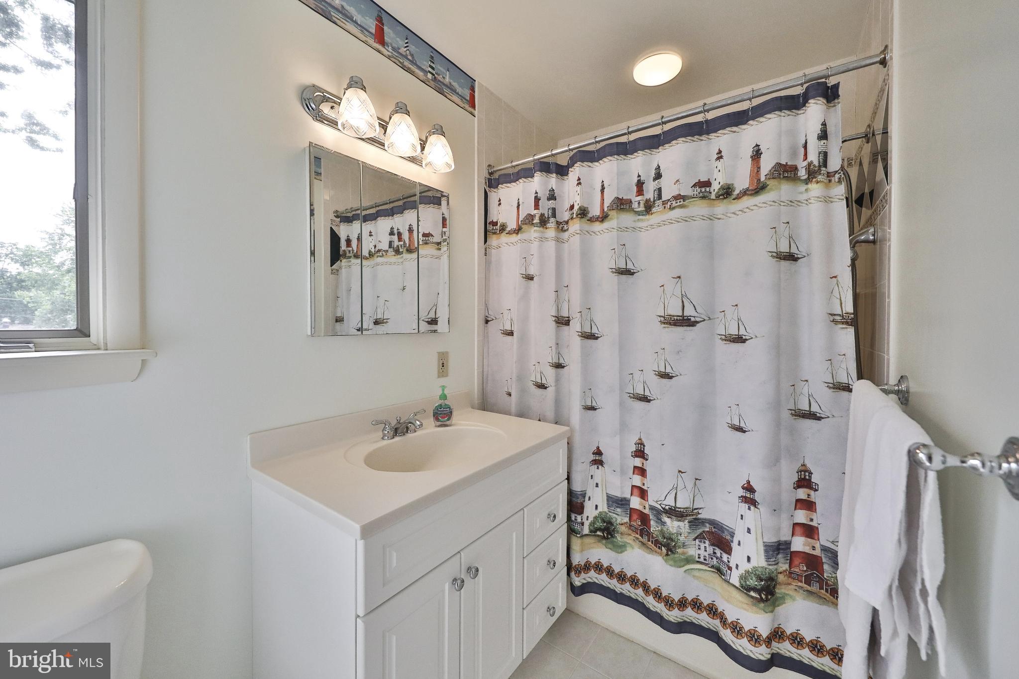 3218 Hayes Road Norristown, PA 19403 - Photo 19 of 24 Hall Bath w/ Tub Shower