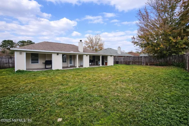 a view of a back yard
