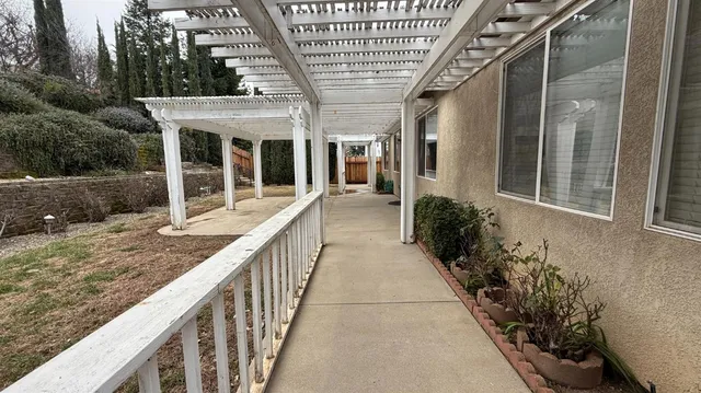 a view of a house with backyard