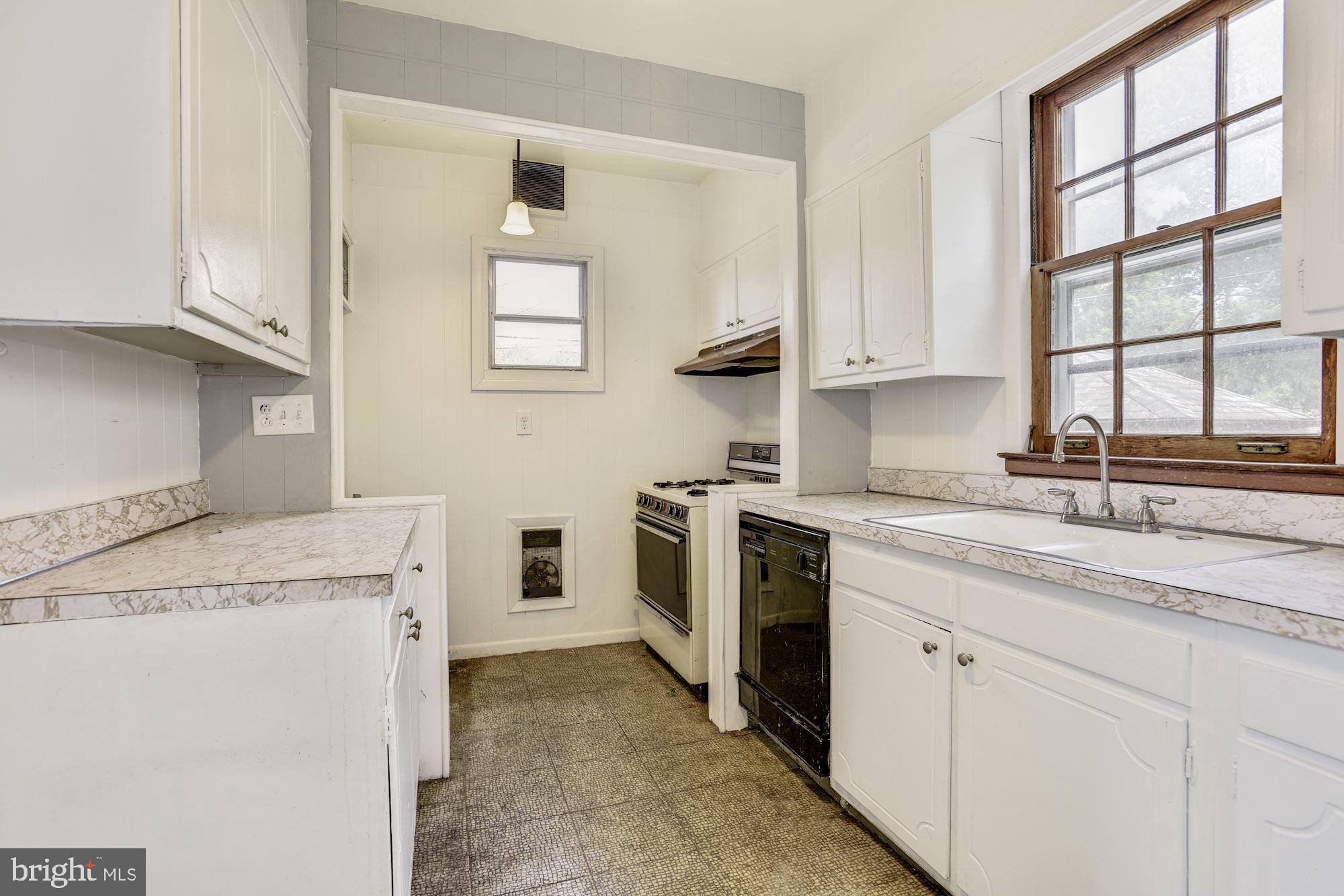 617 Nottingham Road Baltimore, MD 21229 - Photo 11 of 26 Kitchen